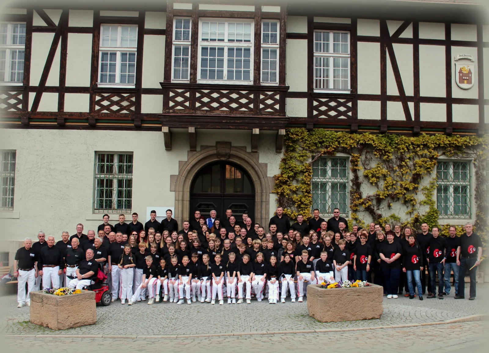 Gruppenbild der Spielleute Gernrode vor dem Rathaus
