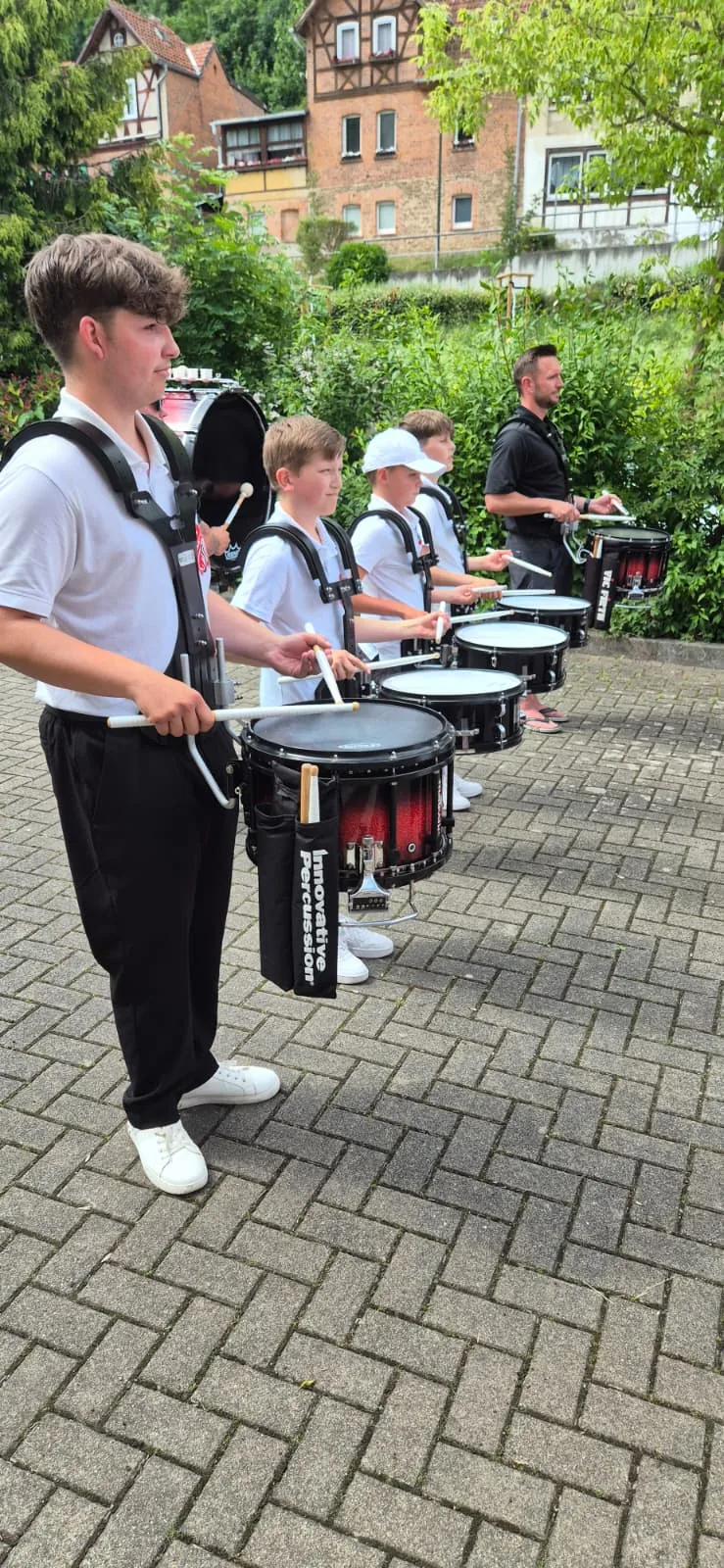 Nachwuchs an Trommeln beim Auftritt