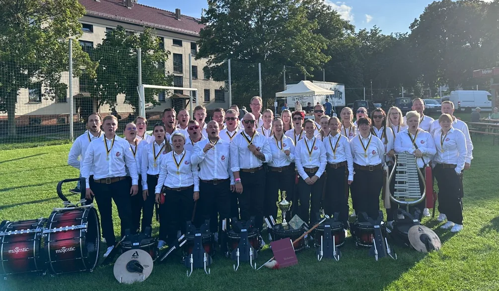 Spielleute Gernrode mit Pokal und Medaillen nach der Landesmeisterschaft 2023